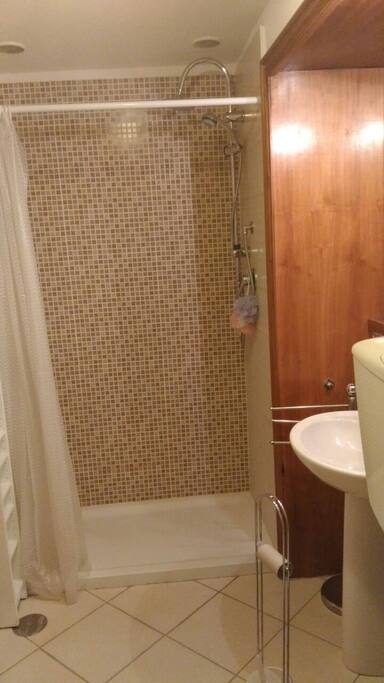 bagno completo con doccia