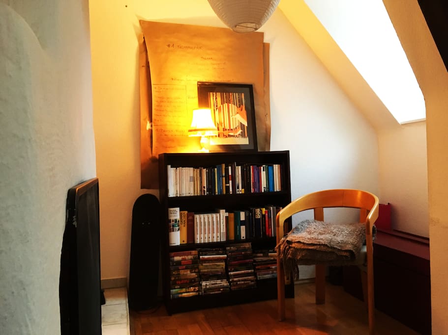 Leseecke mit Kamin im Wohnzimmer