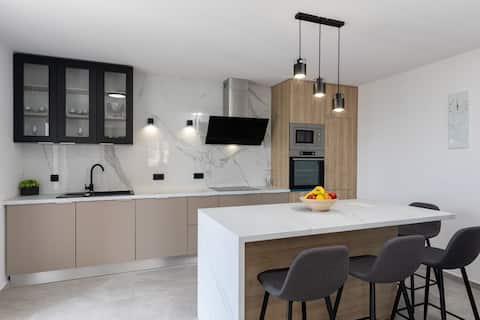 Lovely penthouse /Parking /2 min. from the beach