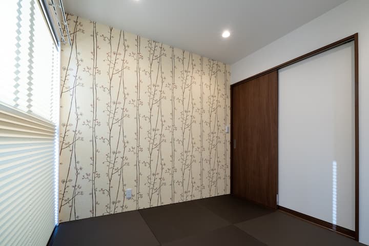 Atmosfera je mekana u ranim proljetnim ili ranim ljetnim mjesecima. Posteljina je izrađena od najboljih japanskih proizvoda.