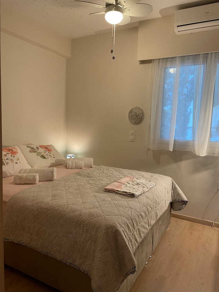 Queen size bed and super comfy mattress.