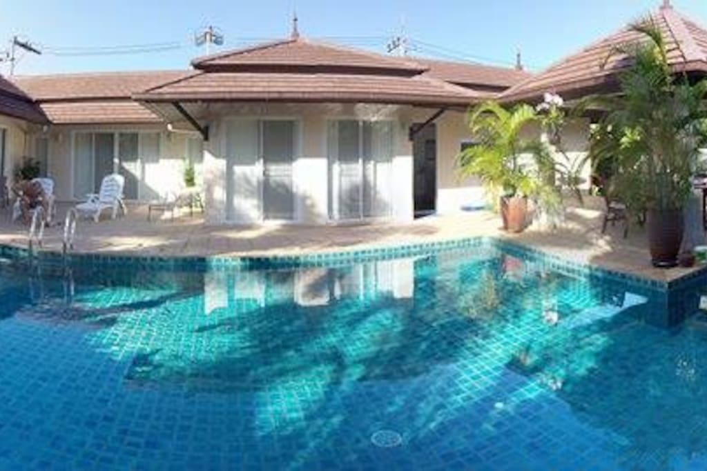 VUE DE LA PISCINE