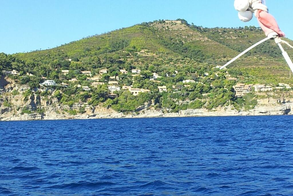 Petit domaine perché sur la falaise entouré de forets