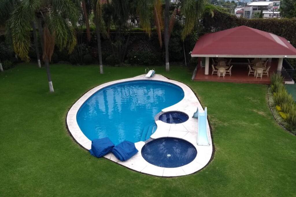 Alberca , con jacuzzi y chapoteadero , cuentan con caldera para ponerla a la temperatura ideal
