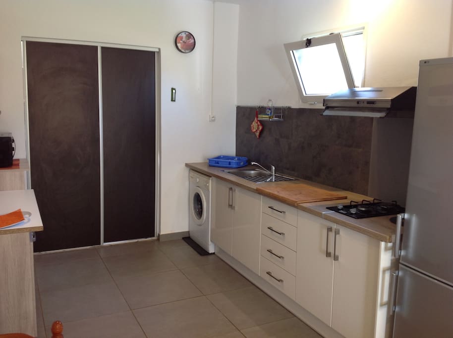 cuisine équipée , rangement et lave linge