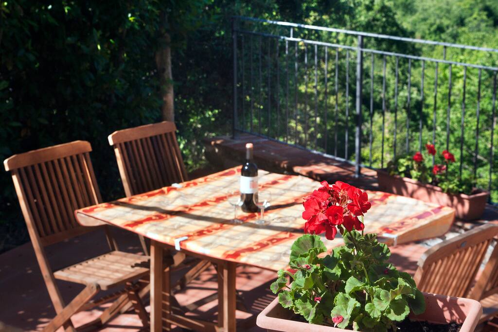 Die Terrasse mit Blick ins Grüne