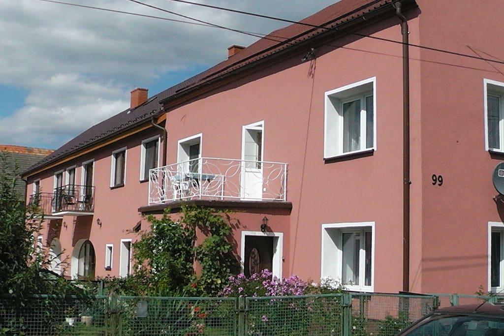 L'appartement se trouve au premier étage (balcon du milieu)