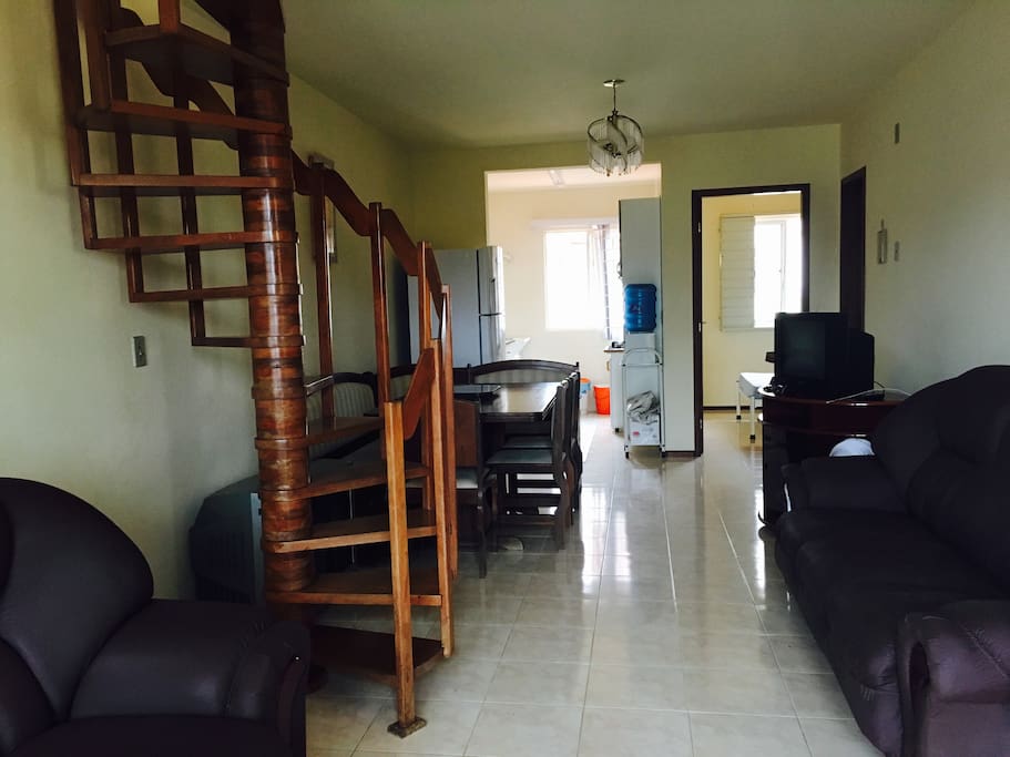 Primeiro Andar: Sala e Cozinha;
First Floor: Living Room and Kitchen;