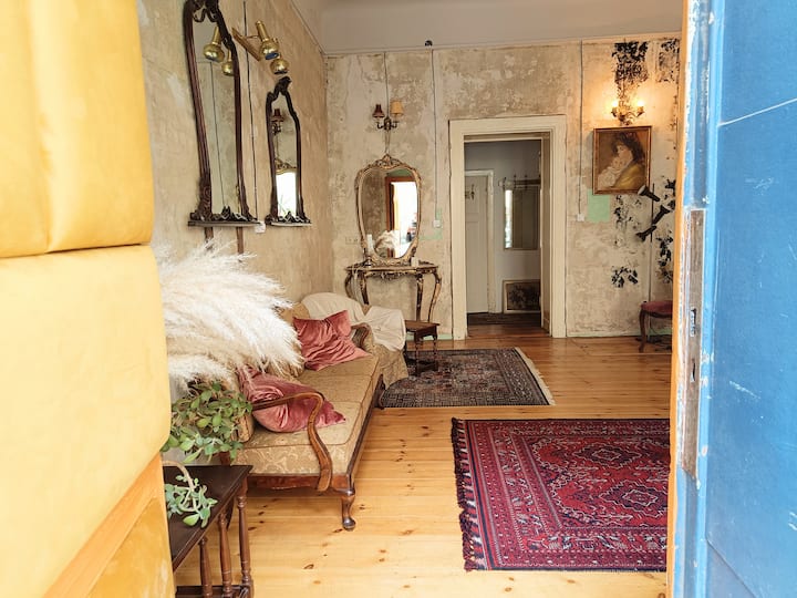 Relax in our cozy living roomin typical Berliner old ambiente