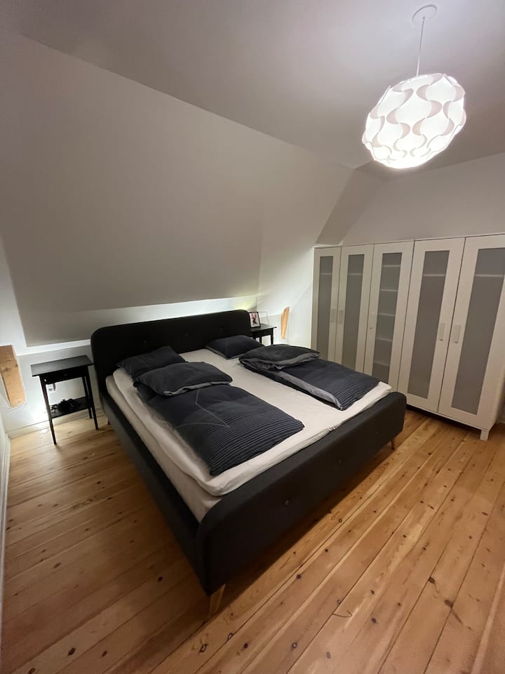 Chumba cha kulala kilicho na kitanda cha watu wawili, ugumu wa kati. Makabati yote ni tupu na huru kutumia. 