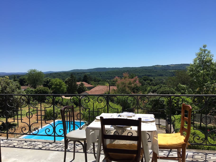 Vue panoramique sur la vallée du Lot depuis le balcon et le séjour. Vue sur la piscine pour mieux surveiller les enfants.