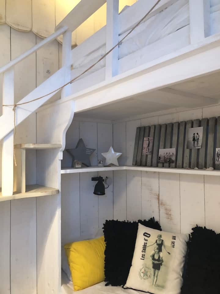 露台上的2号卧室！ 从外面进入……所有木质氛围！ 2张单人床，包括夹层床上的一张单人床 