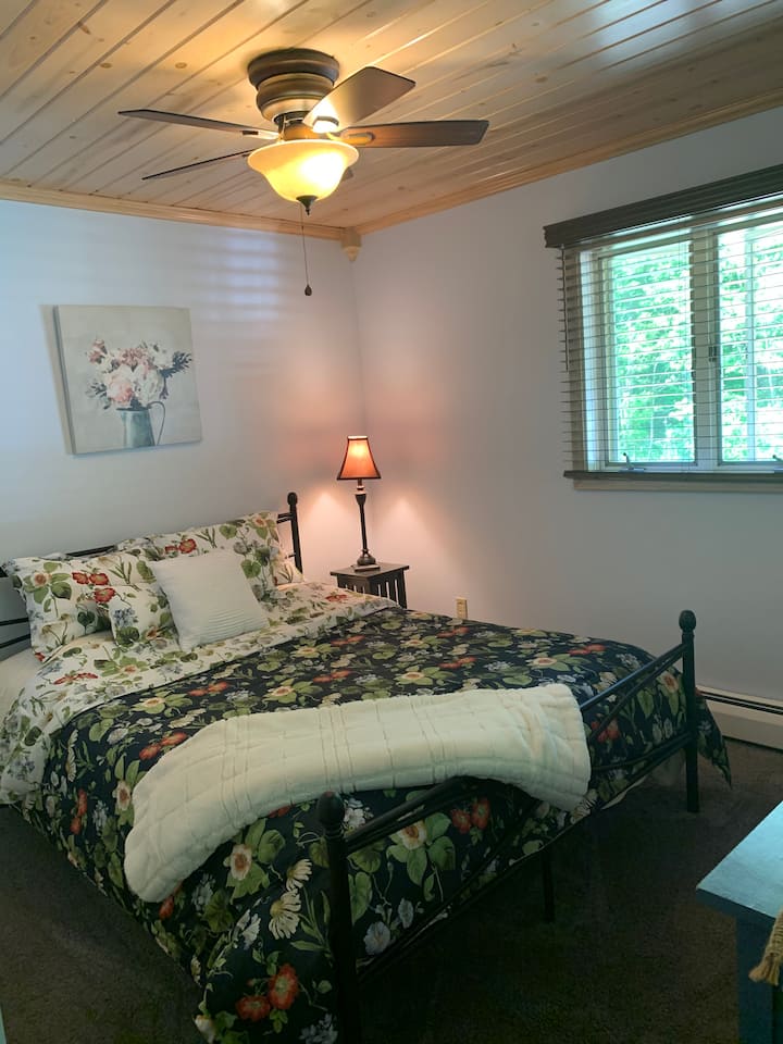 Главната спална соба на првиот кат има брачен кревет (широк 150-179 см), квалитетна постелнина и дополнителни ќебиња за ваша удобност.