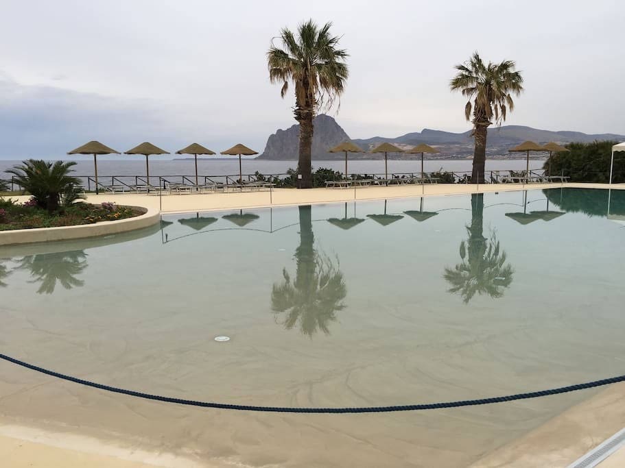 una vista della piscina privata disponibile nel resort