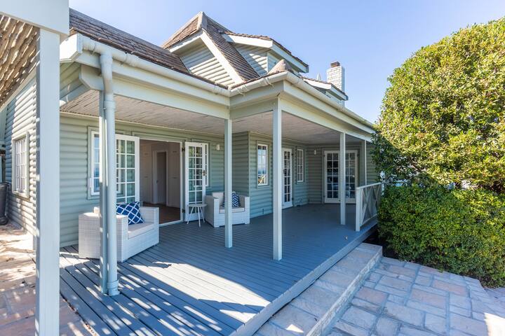 Luxurious Bungalow with Pool and Sea Views gallery image 2