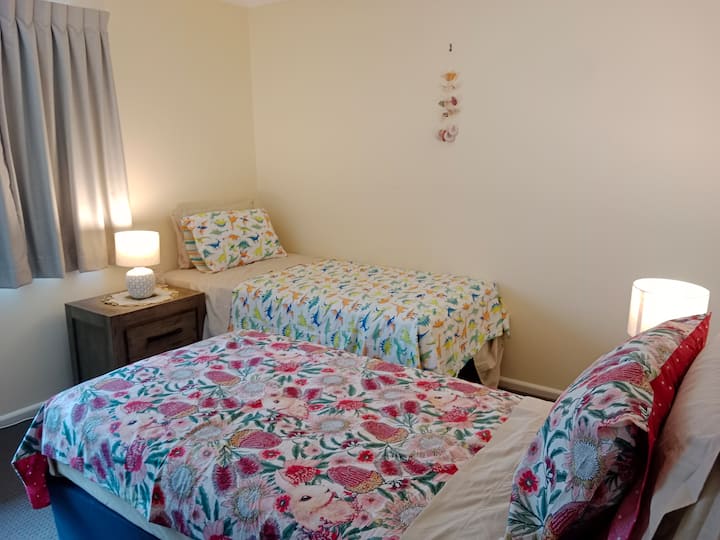 2 единечни кревета во соба 2. Ова е стандардниот аранжман.