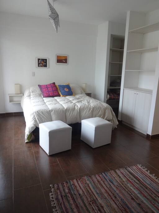 Cuarto grande, iluminado, cama doble y televisión de 40 pulgadas