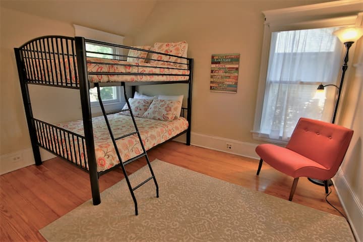 楼上第三间卧室