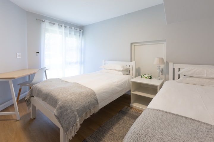 「乌布客房」设有舒适的3/4张床和清爽的白色床上用品。