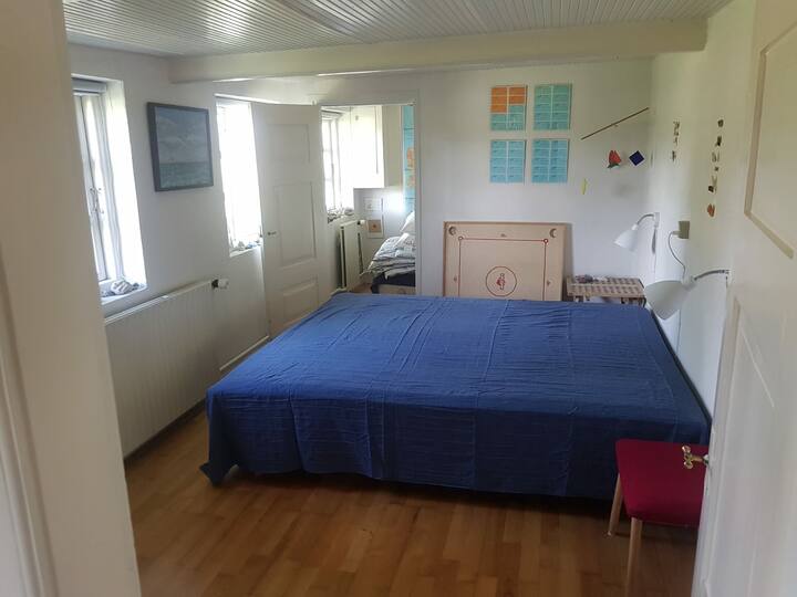 חדר שינה גדול עם מיטה זוגית בגודל 170 ס"מ. מיני חדר מאחור עם מיטה זוגית בגודל 140 ס"מ.