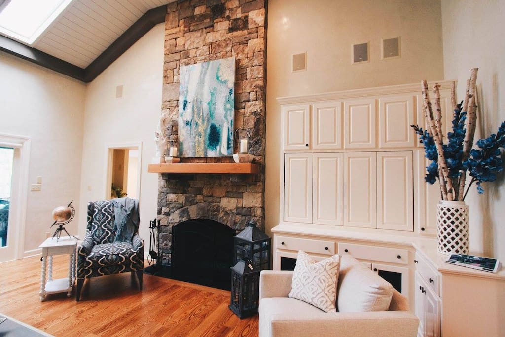 Fireplace (remote on/off gas fireplace)