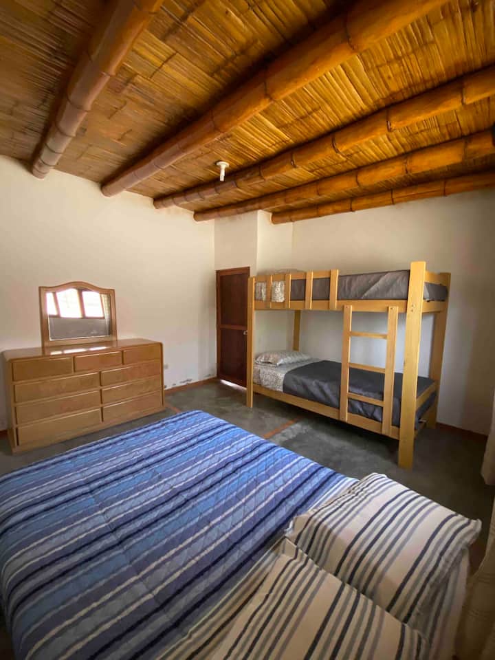 Espacios dentro de la casa: 2do dormitorio cuenta con 1 cama de dos plazas, 1 camarote.