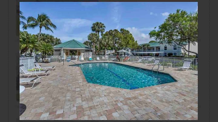 Lovely 2br, 2ba Condo West Of 41, 2 Miles To Beach - Bonita Springs, FL