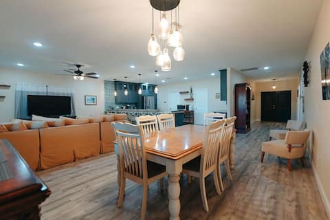 Luxury dog friendly Canal Home w/boat slips