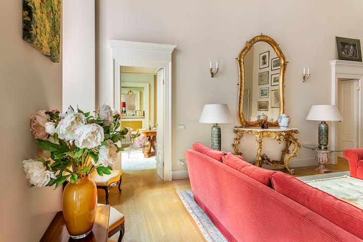 Antica apartment, city center, 4 BDR with garden