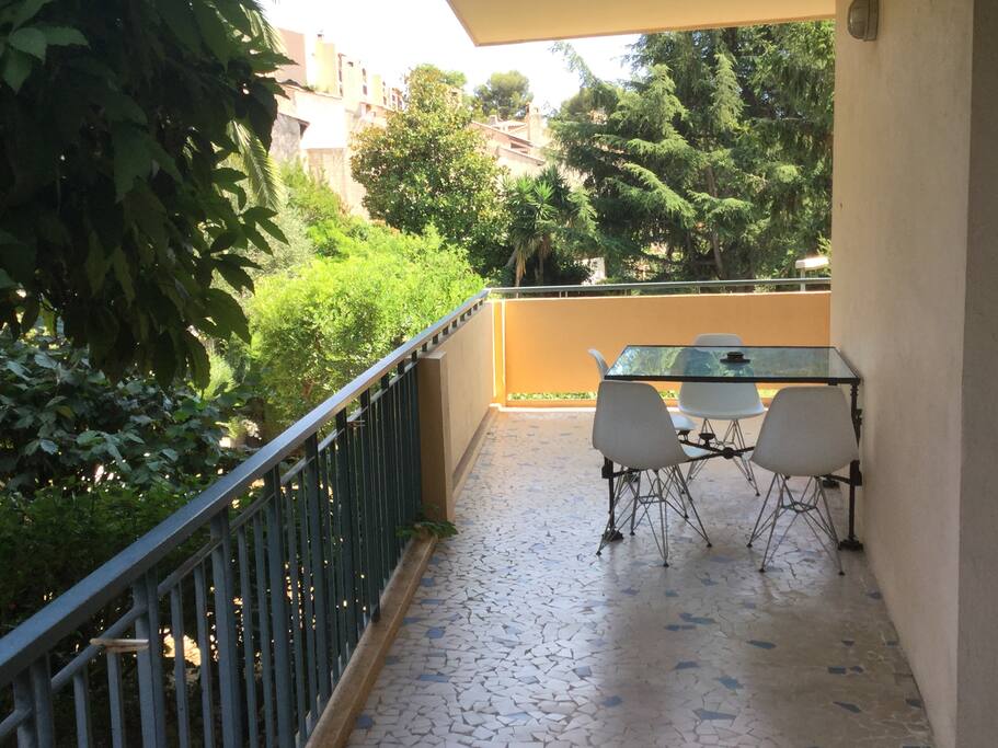 terrasse de 30m2 fraiche, calme et bien ventilée, vue jardin et aperçu mer
