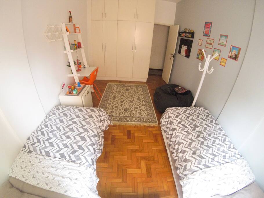 Quarto de hóspedes - Possui 2 camas convencionais + 2 bicamas / Roupas de cama e toalhas / armário, cabides e ferro de passar / frigobar / ar condicionado/ventilador.
