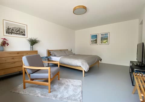 Stylish Apartment with Mountain-View Hut & Garden