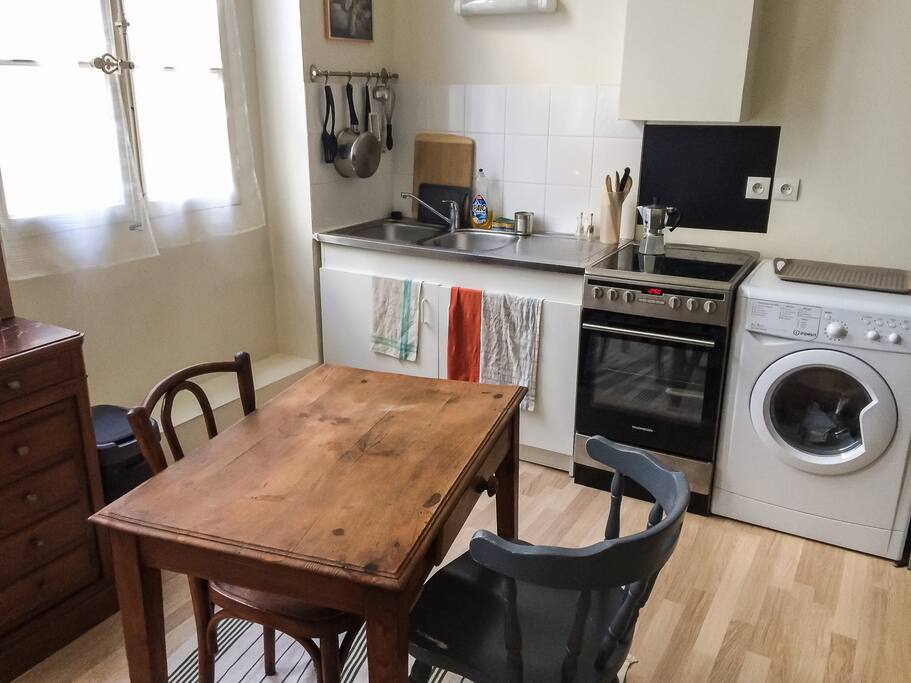 Dans la cuisine, avec la cuisinière et le four électriques, et la machine à laver séchante qui sont à votre disposition.