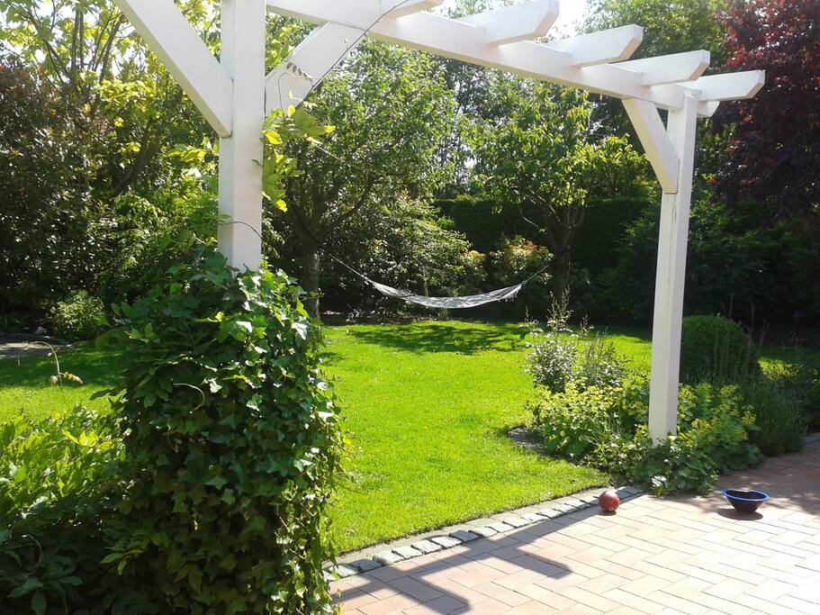nicht einsehbarer Garten mit 2 Hängematten