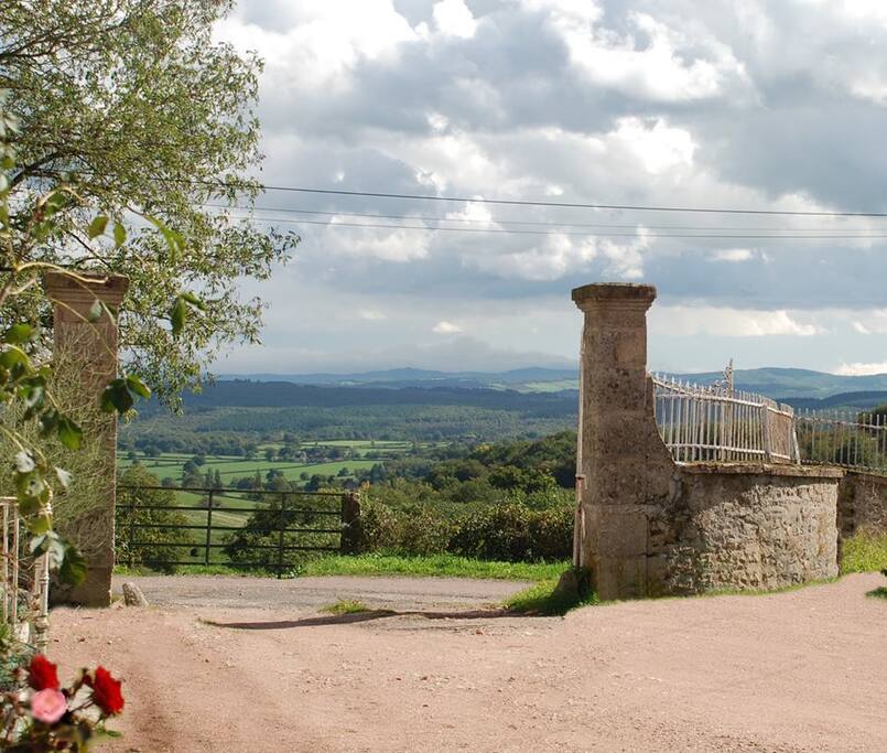 Portail d'entrée avec vue à l'est sur le combe