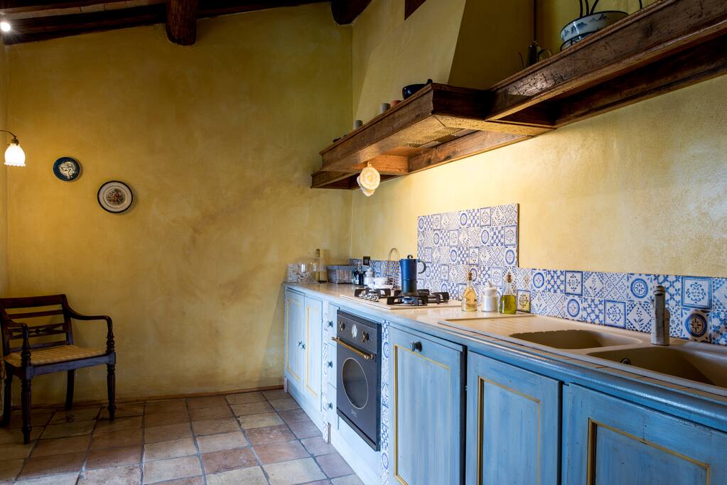 Cucina completa con porta sulla veranda