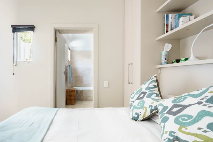 Exclusively Charming Sanitized Cottage, near Promenade gallery image 5