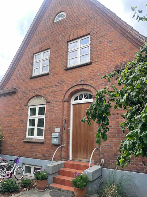 Townhouse - 10 min walk from city centre