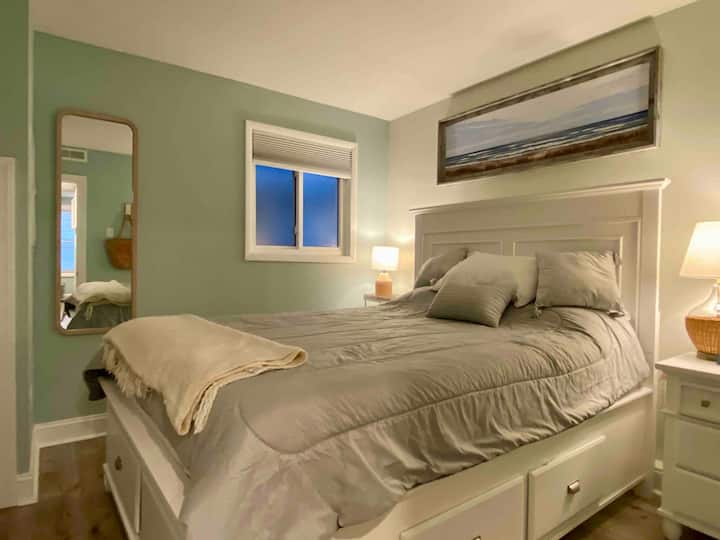 Queen ‑ ის ახალი ზომის საწოლი, კომოდი და საკიდები გთავაზობთ უამრავ სათავსოს, დამატებით ბალიშებსა და საბნებს, ოთახის გამუქების ფერებში იმ დილაობით, რომლებშიც დაძინება გსურთ. 