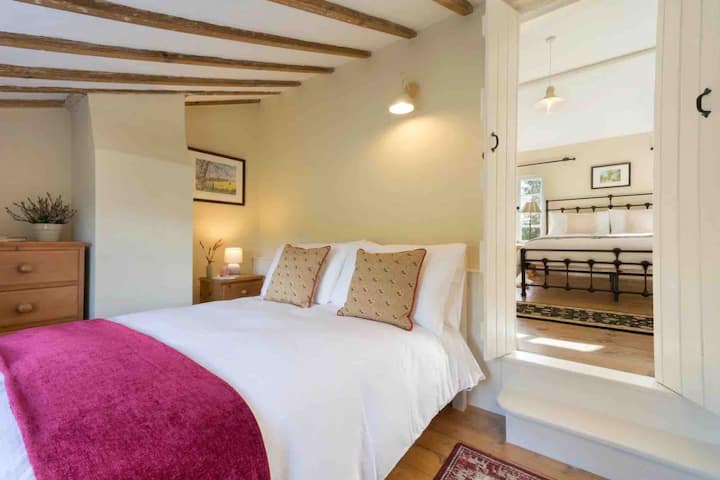 غرفة نوم ثانية تطل على غرفة النوم الرئيسية.