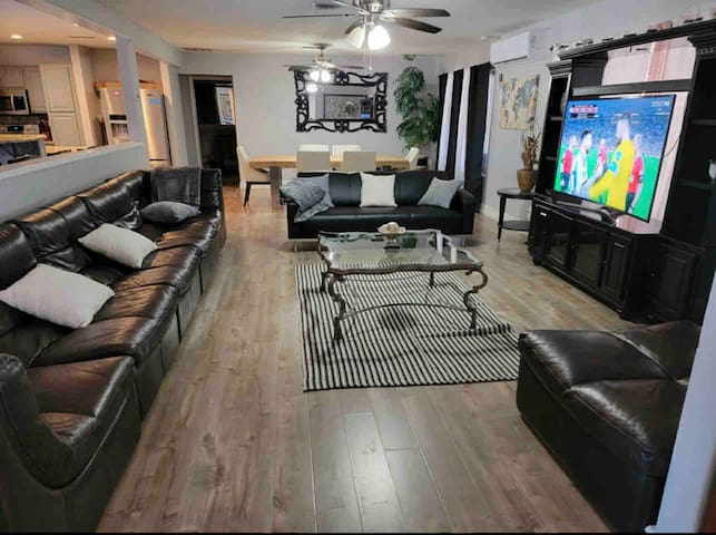 Home Sweet Home / Pool and Jacuzzi Available