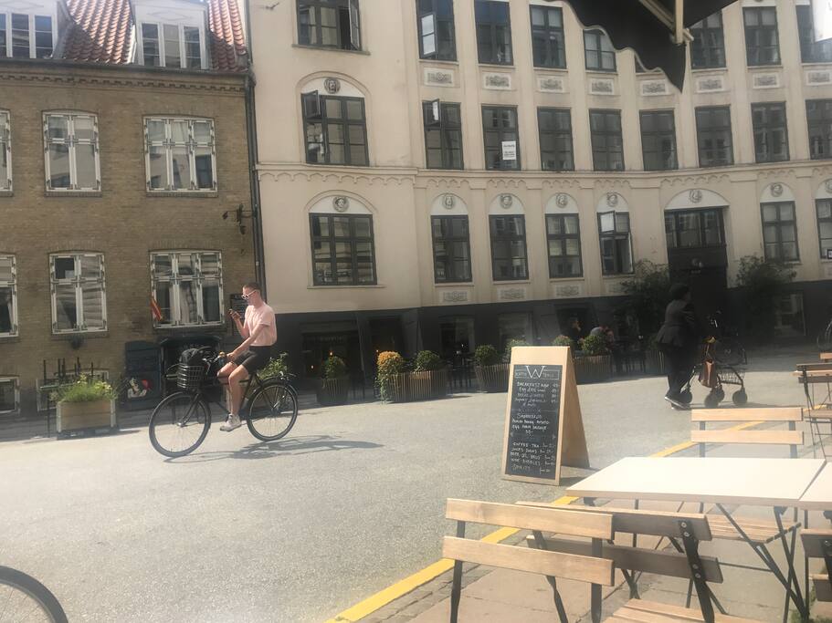Viktoriagade is filled with cool cafés and restaurants and home to Mikkeler beer. Our places is 30 meters from this exact table:-)