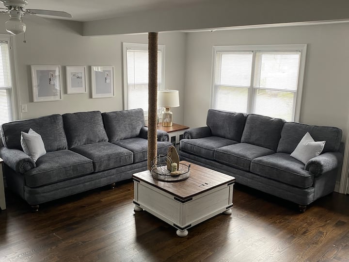 Luxury Coastal Stay Just Steps From The Beach! - Pinewood Lake, CT