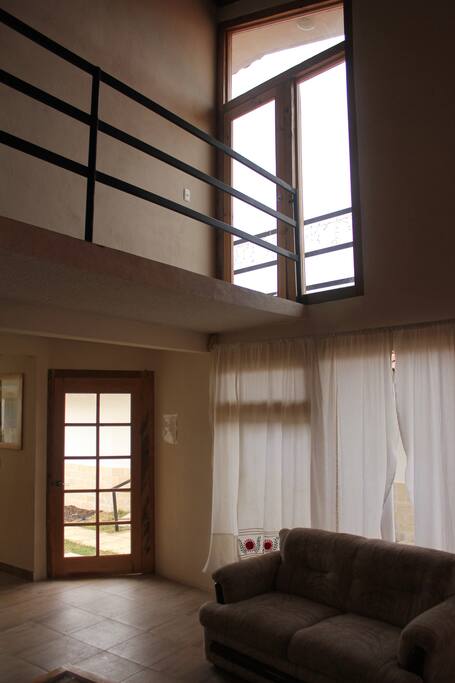 Vista del acceso Principal del Chalet, con vista al pasillo superior y salida al balcón