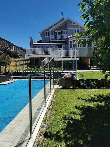 5mins from Manly, pool, & views! gallery image 2