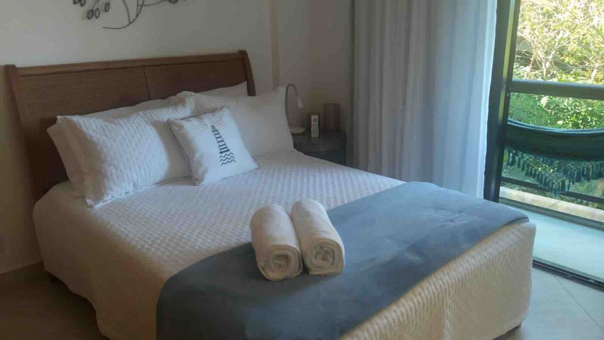 套房内有双人床。带吊床的阳台。