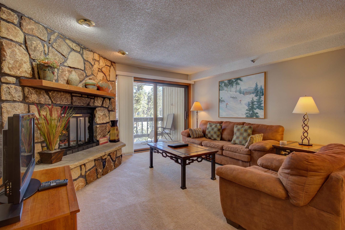 غرفة معيشة مع مدفأة وشرفة للدخول