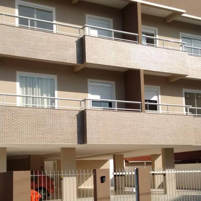 Prédio com Portão eletrônico, garagem, Prédio Novo, a 1.200 metros do mar e do centrinho de Ingleses. Próximo a Supermercados, padarias, farmácias, bancos, restaurantes.