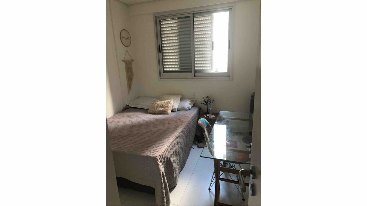 აპარტამენტი 2 ორადგილიანი საწოლითა და სამუშაო მაგიდით