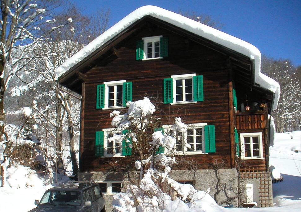 Das Haus hat seinen urtümlichen Glarner Charakter seit 1934 bewahrt - die notwendigen energietechnischen Sanierungen wurden unauffällig und mit Augenmass durchgeführt